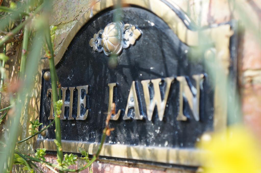 The Lawn Guest House Gatwick Horley Buitenkant foto