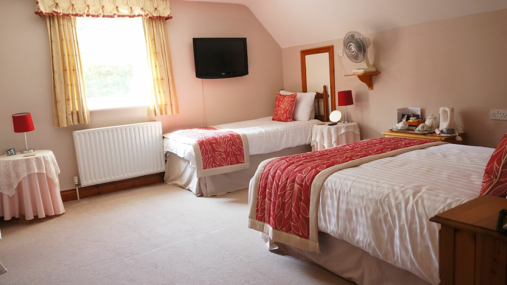 The Lawn Guest House Gatwick Horley Buitenkant foto